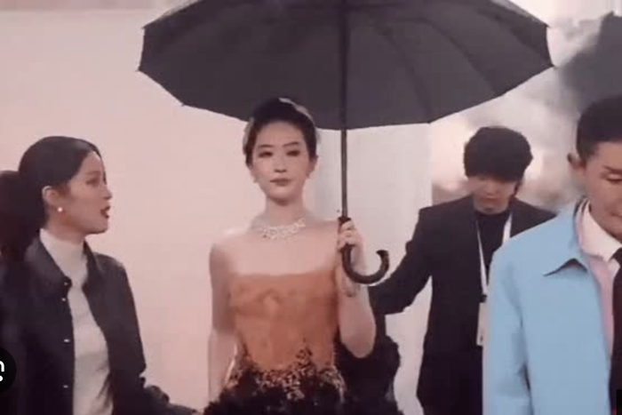 Lưu Diệc Phi có biểu cảm gây tranh cãi.
