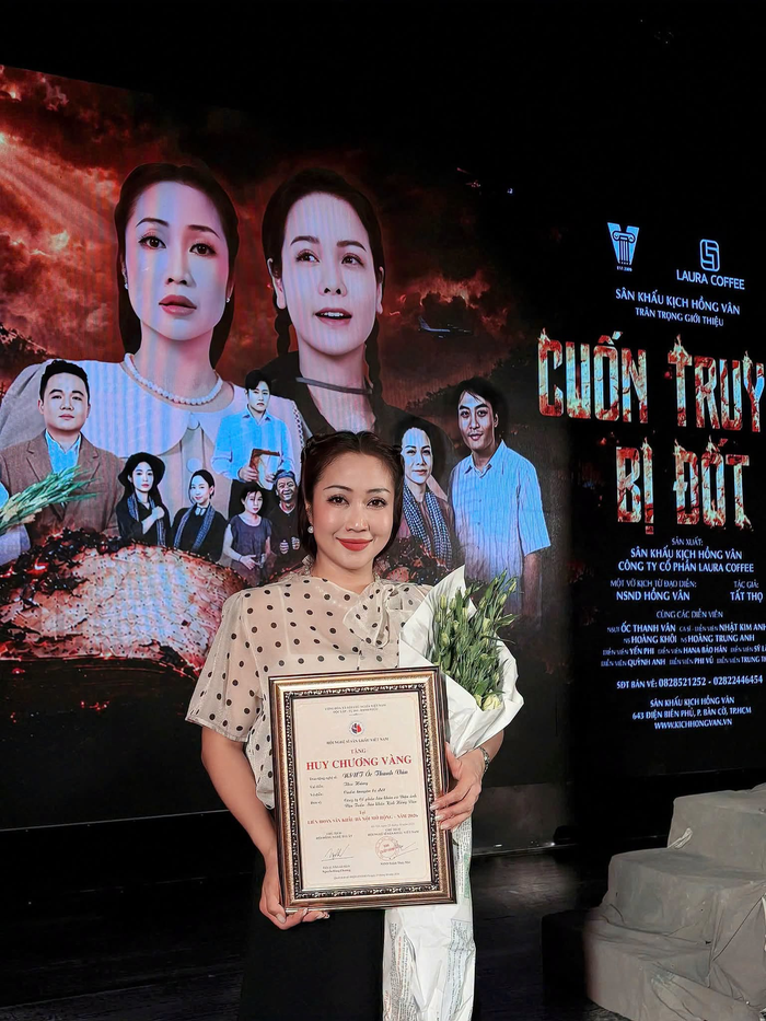 Ốc Thanh Vân đạt giải Huy chương vàng cá nhân với vai diễn trong vở kịch Cuốn Truyện Bị Đốt. Ảnh: FBNV