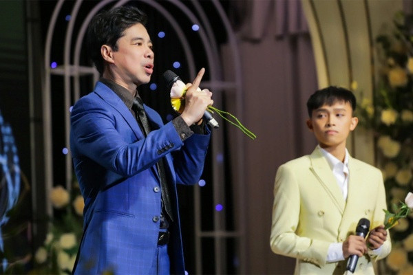 Hồ Văn Cường cô bố danh ca Ngọc Sơn là khách mời đầu tiên tham gia liveshow của mình.