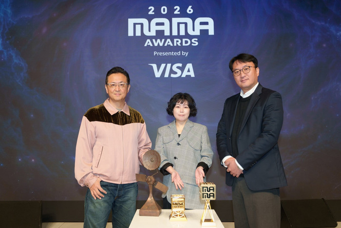 Từ trái sang phải: Shin Hyung Kwan, Yoon Shin Hye và Park Chan Wook. Ảnh do Mnet cung cấp.