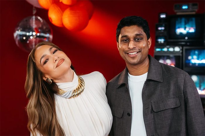 Jennifer Lopez xuất hiện trong chương trình trò chơi Rent Free của Bilt, cùng nhà sáng lập kiêm Giám đốc điều hành Ankur Jain.