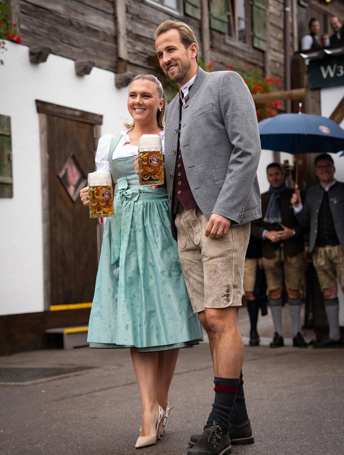 Vợ Harry Kane xúc động sau khi chồng giành Quả bóng vàng Ảnh 2