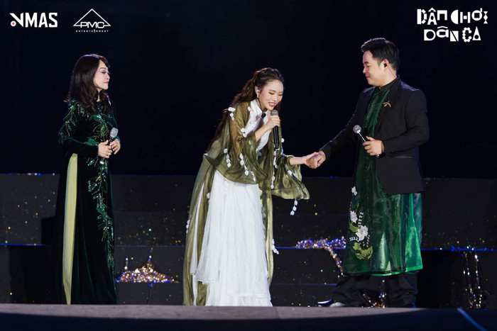Khán giả trông chờ vào màn kết hợp của Phương Mỹ Chi cùng ba nuôi là Quang Lê trong một sân khấu gần nhất.