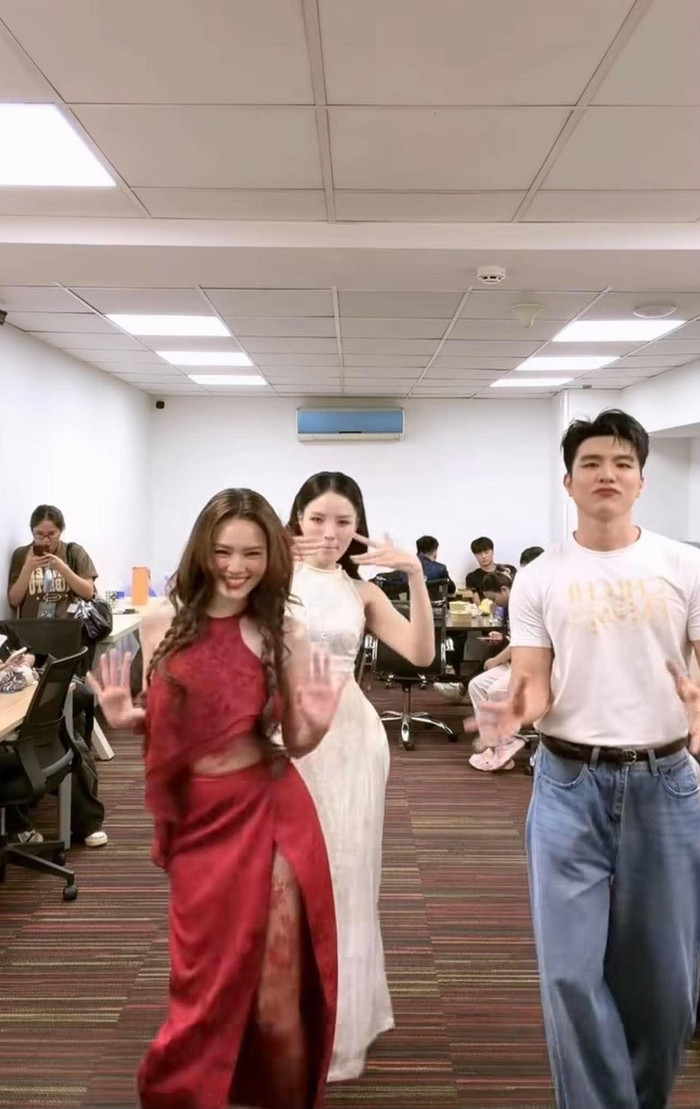 Ninh Dương Lan Ngọc chia sẻ hình ảnh hậu trường cùng Kỳ duyên và Steven Nguyễn.
