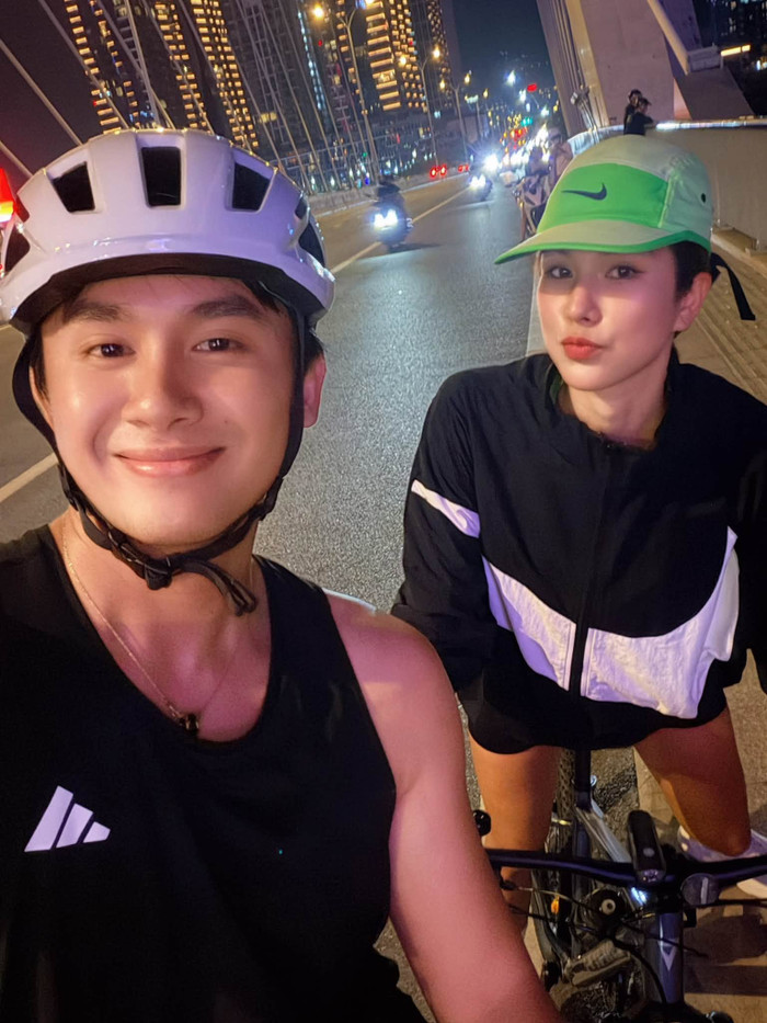 Diệp Lâm Anh xuất hiện trẻ trung, năng động và vui vẻ bên bạn trai.