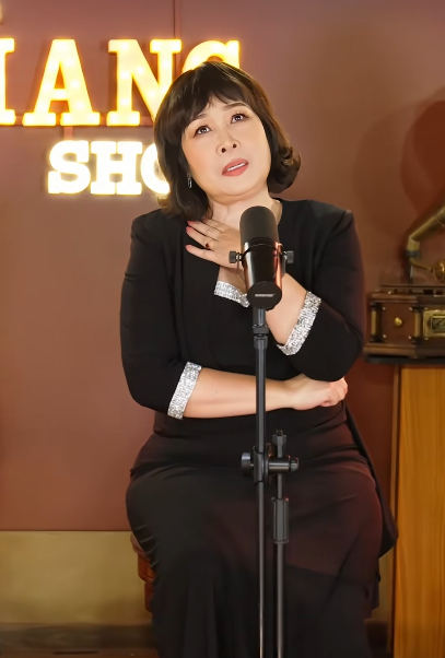 Nghệ sĩ Hồng Vân hát ca khúc Lời hẹn ngàn năm tại talkshow của MC Nguyên Khang.