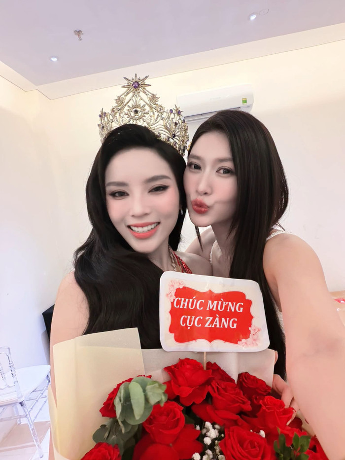 Đoàn Thiên Ân chúc mừng Kỳ Duyên trong ngày cuối nhiệm kỳ Miss Universe Vietnam.