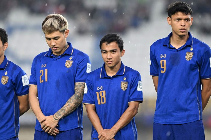 Sau thất bại 1-2 trước Philippines, cựu tiền đạo tuyển Thái Lan Sarayut Chaikamdee công khai đặt dấu hỏi về cách tổ chức tấn công của “Voi chiến” dưới thời HLV Hudson. Ảnh: FAT