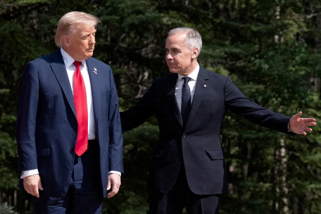 Tổng thống Mỹ Donald Trump và Thủ tướng Canada Mark Carney tại một sự kiện (Ảnh: Reuters).
