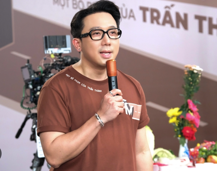 Trấn Thành cùng ê-kíp tổ chức lễ khai máy EM tại TP.HCM.
