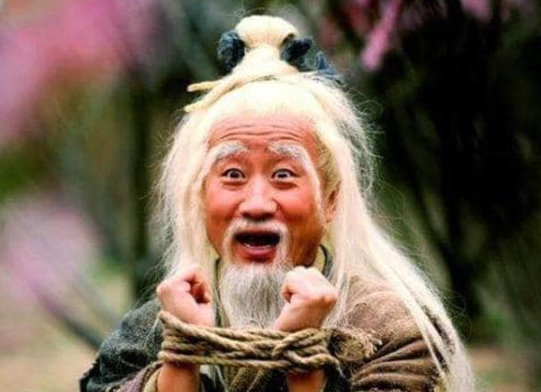 Chu Bá Thông sở hữu võ công thâm hậu dù thường xuất hiện với tính cách nghịch ngợm, ham chơi.