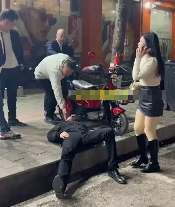 Chồng mới say mèm trên đường, người phụ nữ gọi chồng cũ nhờ làm một việc Ảnh 1
