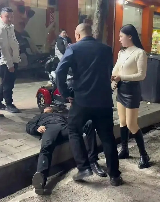 Chồng mới say mèm trên đường, người phụ nữ gọi chồng cũ nhờ làm một việc Ảnh 3