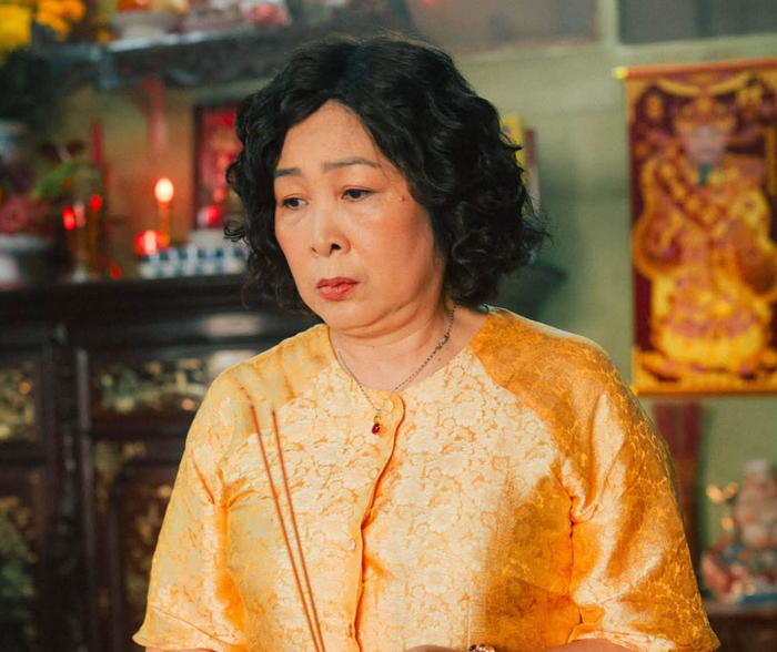Hồng Vân có nhiều phân đoạn khai thác trạng thái bất an của nhân vật bà Sáu Vàng được khán giả yêu thích. Ảnh: ĐPCC