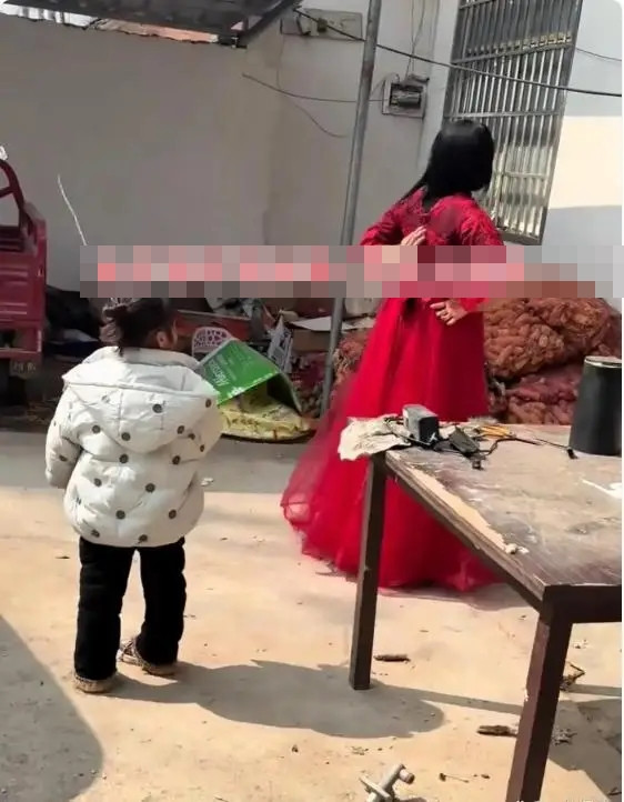 Người phụ nữ đến nhà chồng cũ sau 4 năm ly hôn, có hành động khiến anh chỉ biết im lặng Ảnh 1