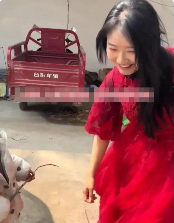 Người phụ nữ đến nhà chồng cũ sau 4 năm ly hôn, có hành động khiến anh chỉ biết im lặng Ảnh 3