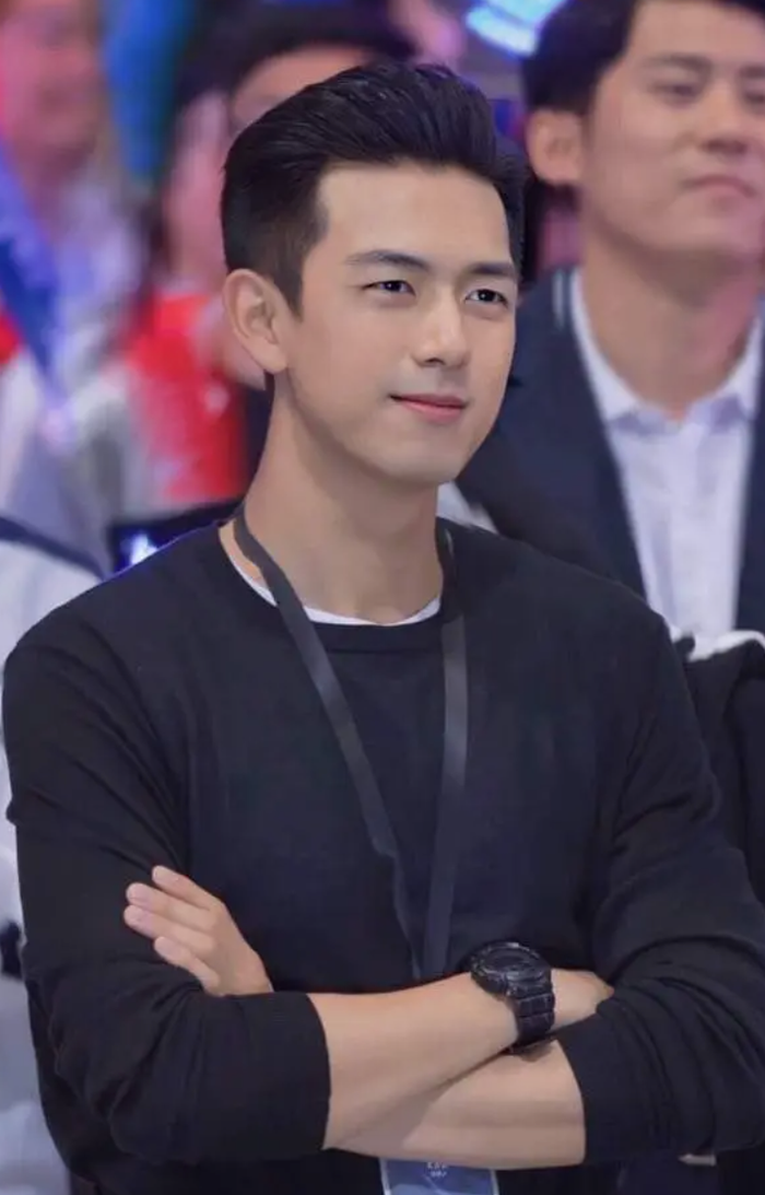 Hàn Thương Ngôn không hoàn toàn là hình mẫu tổng tài truyền thống, nhưng nhân vật vẫn thường được xếp vào nhóm nam chính có khí chất mạnh mẽ và vị thế nổi bật. Ảnh: Mango TV