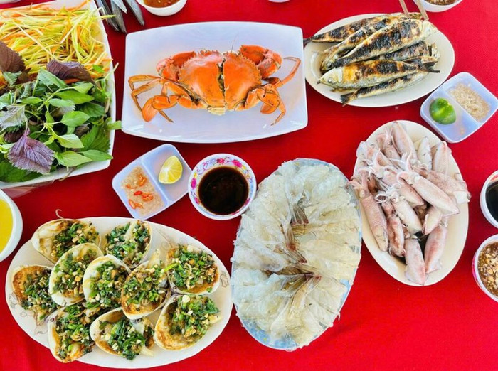 Đến Cửa Hiền phải thưởng thức hải sản tươi ngon. Ảnh: Sưu tầm