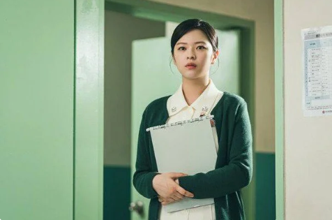 Tạo hình nữ sĩ quan điều dưỡng của JEONGYEON trong phim.