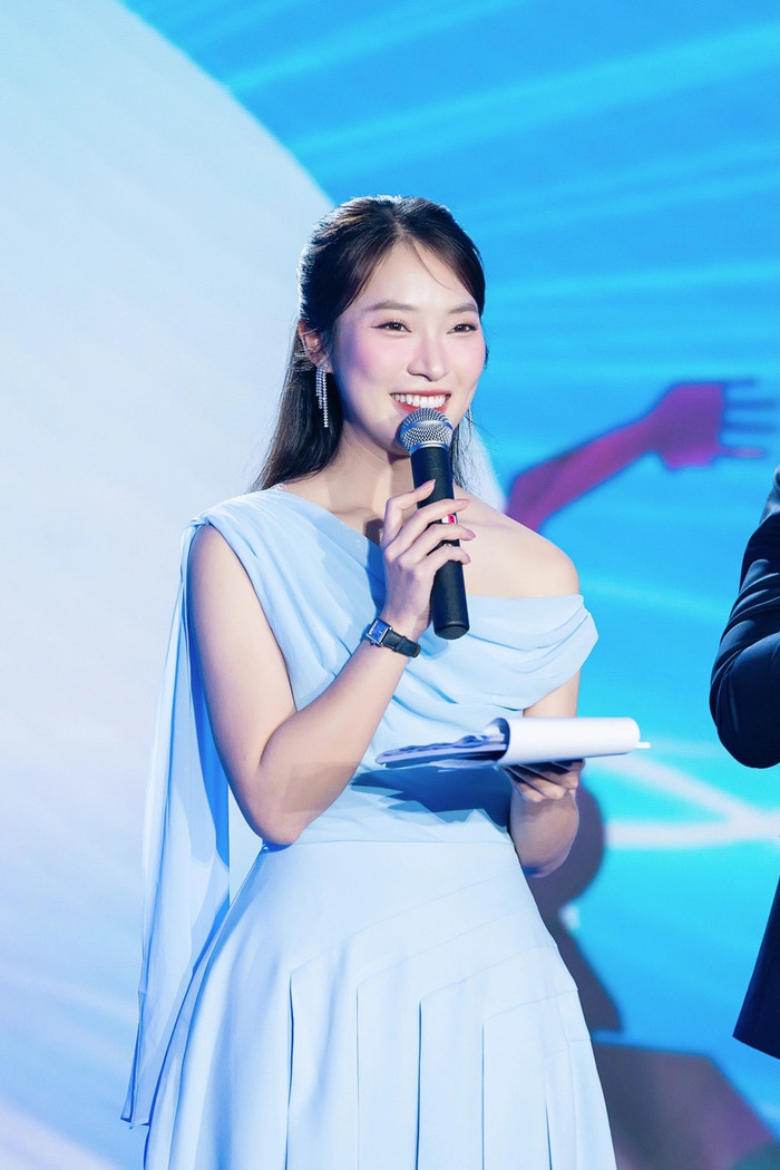 MC Khánh Vy ngày càng xinh đẹp và bản lĩnh trên các sân khấu lớn.