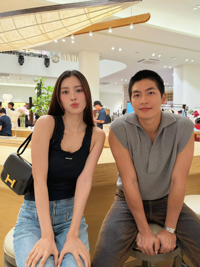 Hoa hậu Tiểu Vy được nhận xét đẹp đôi khi ở cạnh Quốc Anh.
