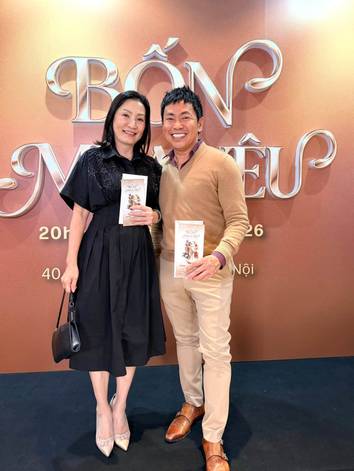 Hình ảnh đời thường của Hồng Đào khi đi xem nhạc cùng đồng nghiệp thân thiết là diễn viên hài Hoài Tâm.