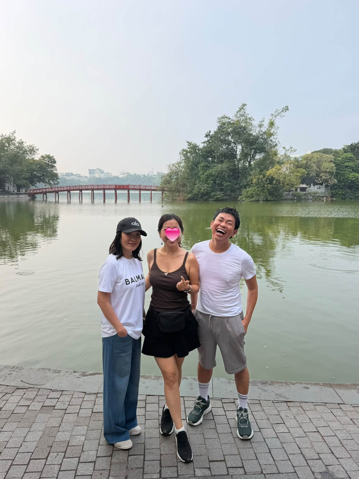 Hồng Đào hạnh phúc khi dạo phố ở Hà Nội cùng đồng nghiệp, bạn bè.