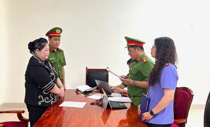 Cơ quan Cảnh sát điều tra Công an tỉnh Cà Mau thi hành lệnh bắt bị can để tạm giam đối với Hồ Thị Kiểng. Ảnh: Cổng TTĐT Bộ Công an&nbsp;