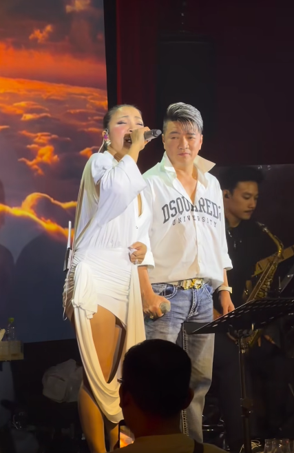 Đàm Vĩnh Hưng và Hồng Ngọc tái hiện bản hit Vùng trời bình yên đình đám một thời.