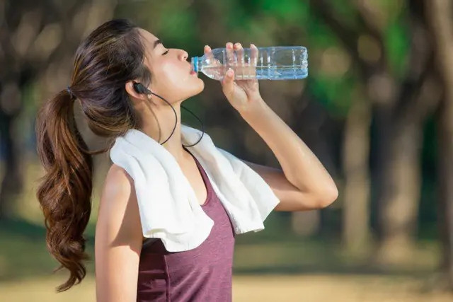 Uống nước tưởng tốt nhưng 5 thời điểm này có thể khiến cơ thể khó chịu Ảnh 2