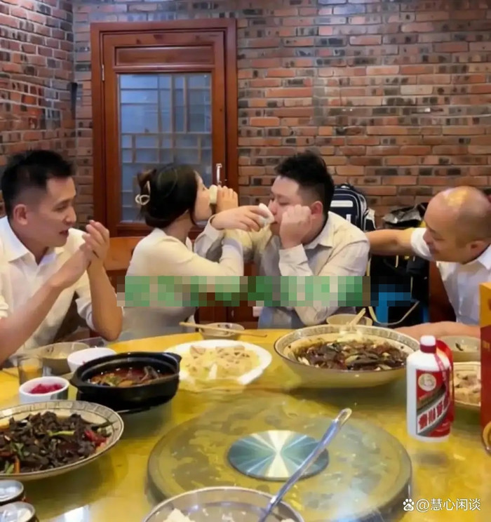 Người vợ bất ngờ đến buổi họp lớp, câu nói trước mặt tình cũ của chồng gây chú ý Ảnh 2