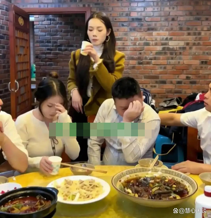 Người vợ bất ngờ đến buổi họp lớp, câu nói trước mặt tình cũ của chồng gây chú ý Ảnh 1