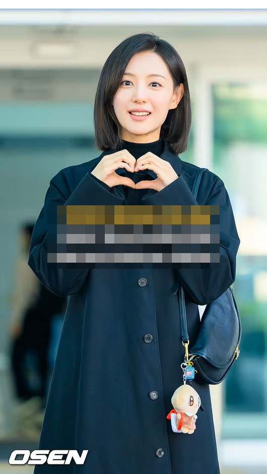 Kim Ji Won thu hút với nhan sắc rạng rỡ khi đi sân bay. (Ảnh OSEN)