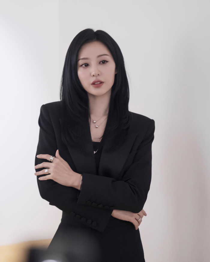 Kim Ji Won duy trì sức hút sau nhiều năm hoạt động nghệ thuật.