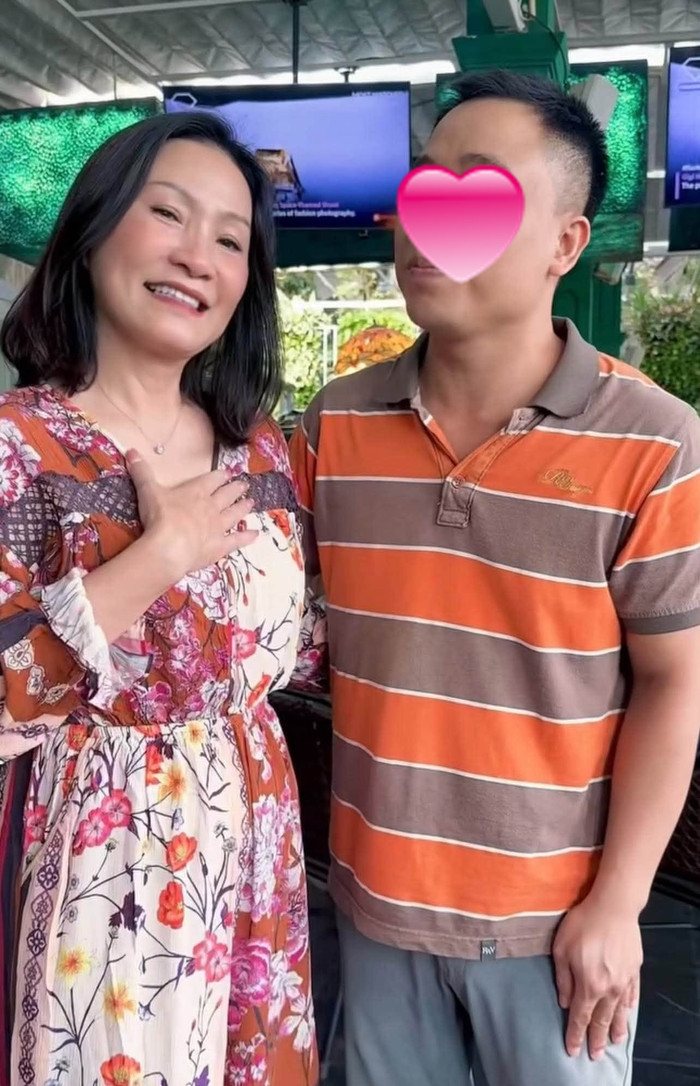Hồng Đào vui vẻ khi gặp khán giả quý mến mình, được tặng một câu hát quan họ.