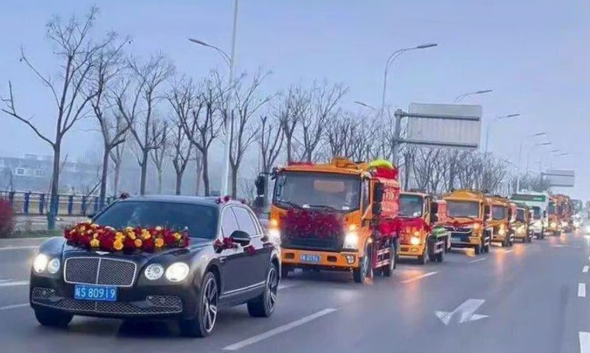 Đoàn xe hút bể phốt được vệ sinh kỹ lưỡng và trang trí đẹp mắt di chuyển trên đường cao tốc. Ảnh: www.worldjournal.com.
