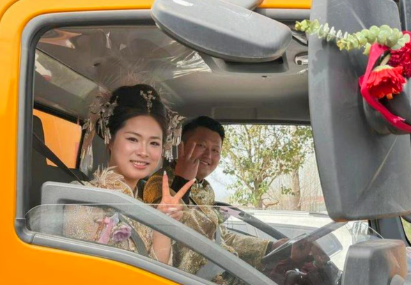 Cặp đôi rạng rỡ ngồi trên một chiếc xe hút bể phốt trong ngày trọng đại. Ảnh: www.worldjournal.com.