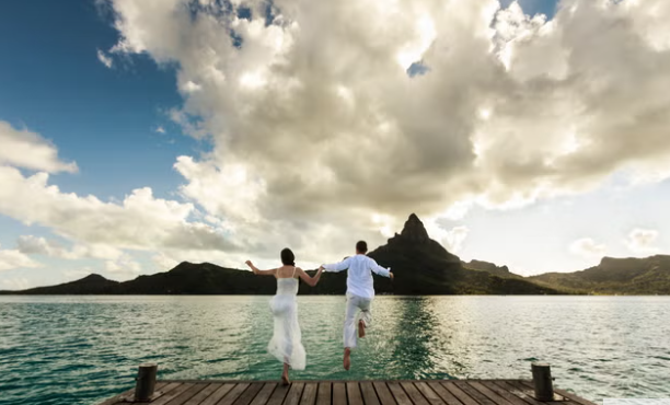 Trào lưu “phá hỏng váy cưới” (trash the dress) ghi lại cảnh các cặp đôi mặc trang phục cưới nhảy xuống hồ hoặc các vùng nước tự nhiên. Tuy nhiên, hoạt động này tiềm ẩn nhiều nguy hiểm. Ảnh minh họa: Getty Images