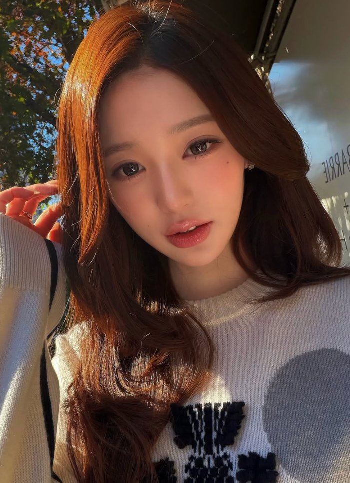 Jang Wonyoung đăng tải lên Instagram cá nhân loạt ảnh ghi lại những khoảnh khắc khi tham dự một sự kiện.