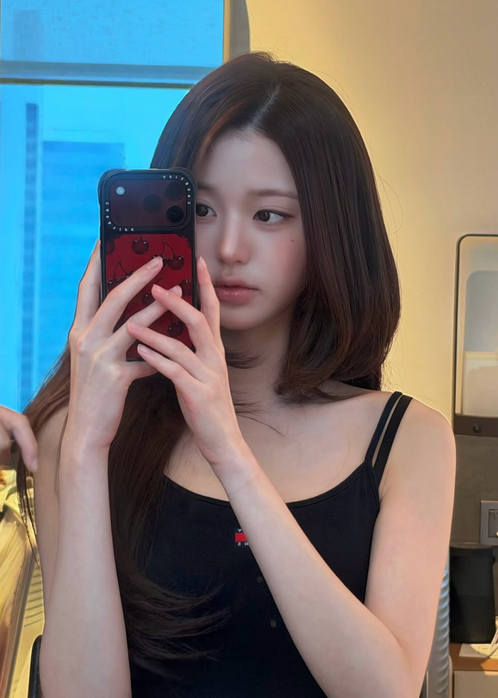 Ở tuổi 22, Jang Wonyoung duy trì lịch trình bận rộn, thường xuyên góp mặt tại các sự kiện thương hiệu và cập nhật những hình ảnh đời thường trên mạng xã hội.
