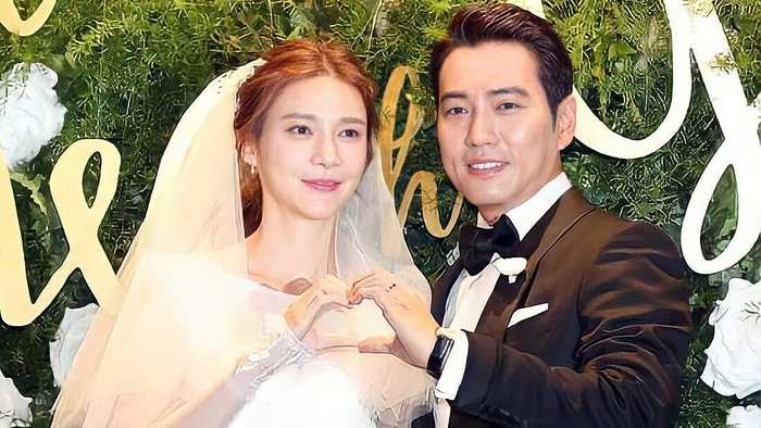 Cha Ye Ryun kết hôn với nam diễn viên Joo Sang Wook vào năm 2017 và hiện có một con gái.