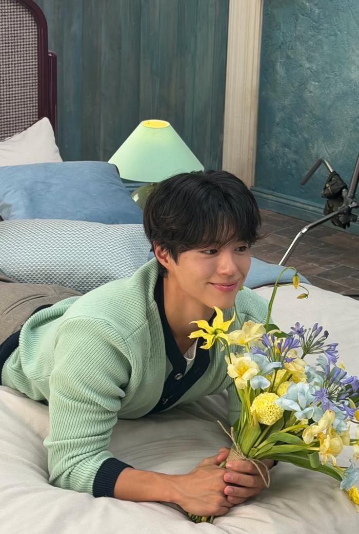 Từ những hoạt động quảng cáo đến việc thử sức với nghề làm tóc, Park Bo Gum tiếp tục cho thấy sự đa dạng trong hành trình phát triển bản thân.