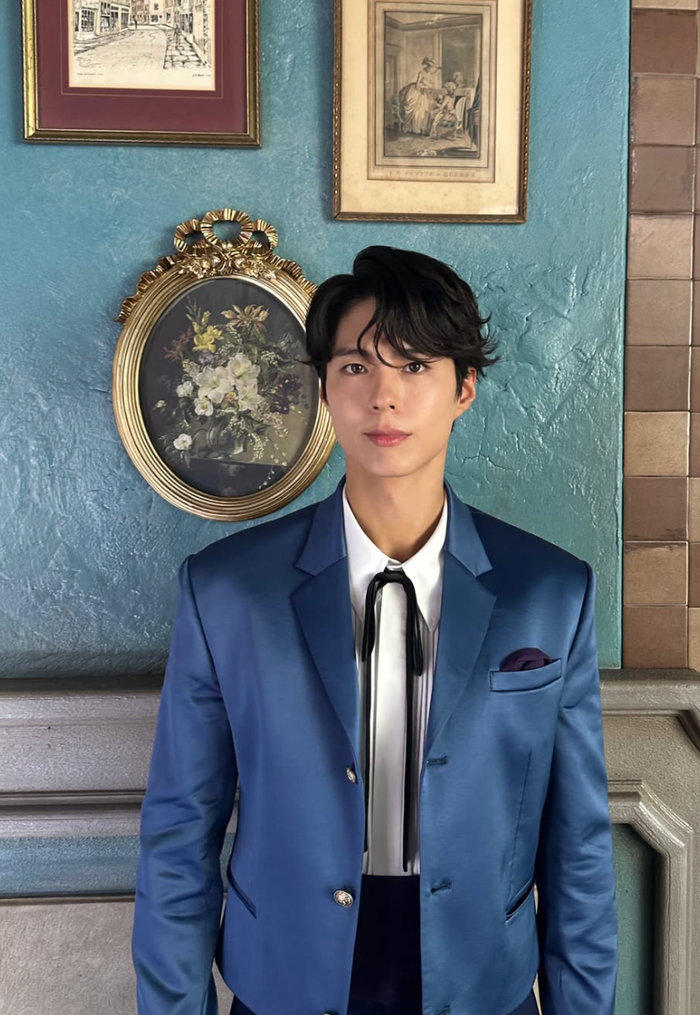 Park Bo Gum xuất hiện với chiếc áo khoác màu xanh mang phong cách của một nhà ảo thuật.