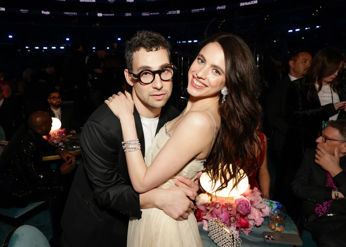 Margaret Qualley và Jack Antonoff bắt đầu hẹn hò vào mùa hè năm 2021 sau khi gặp nhau tại một bữa tiệc.&nbsp;