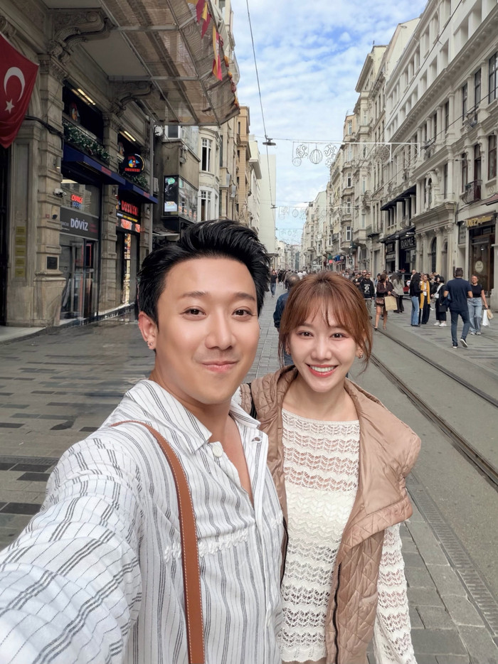 Trấn Thành hiện có hôn nhân hạnh phúc bên Hari Won.
