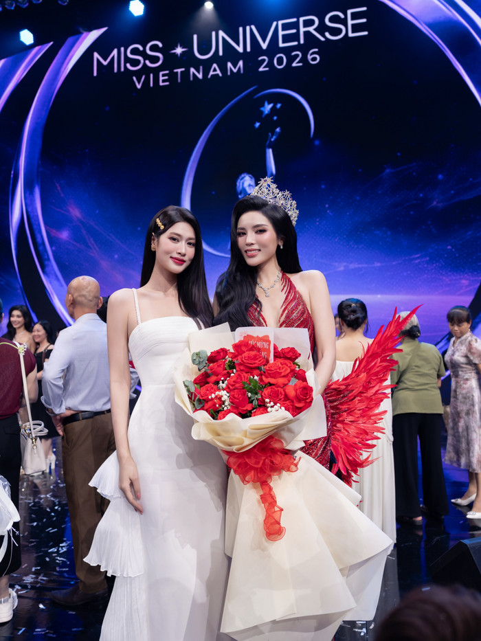 Hoa hậu Kỳ Duyên và Đoàn Thiên Ân hạnh phúc khi chụp ảnh cùng nhau.