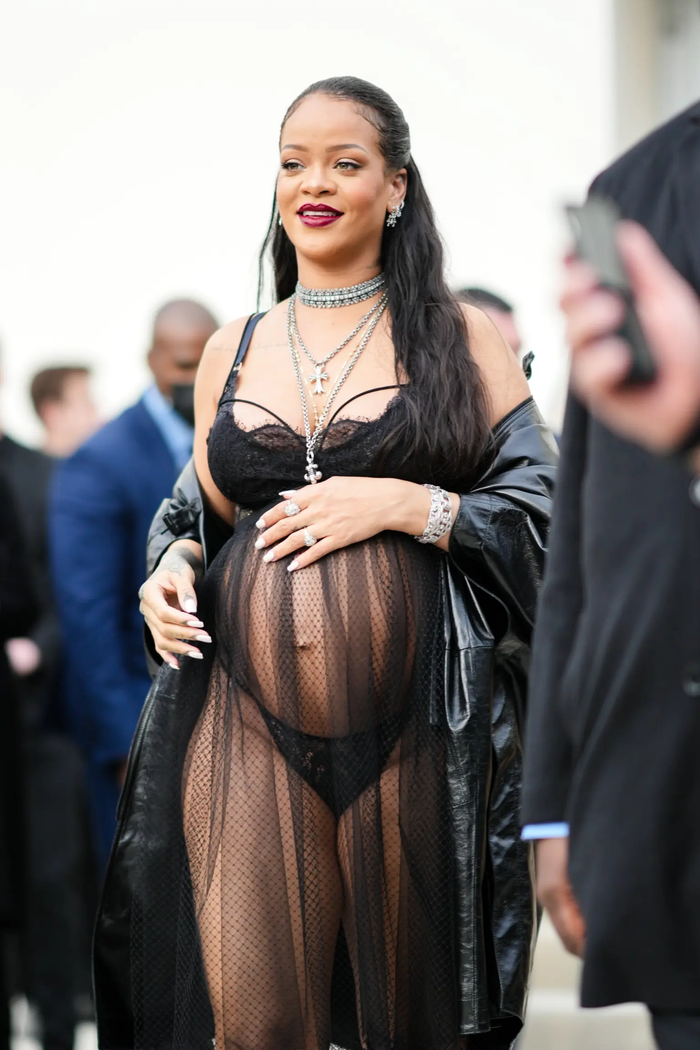 Rihanna từ lâu được xem là biểu tượng thời trang bầu nhờ cách phá vỡ những quy tắc ăn mặc truyền thống.