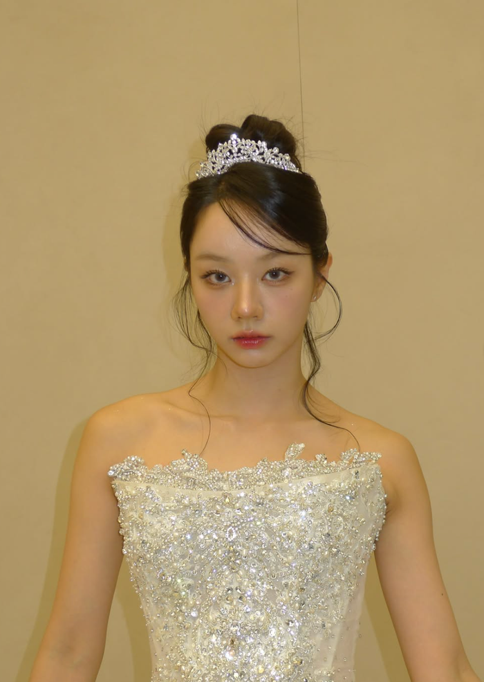 Hyeri khiến người hâm mộ không khỏi xuýt xoa khi xuất hiện trong chiếc váy trắng đính kết cầu kỳ.