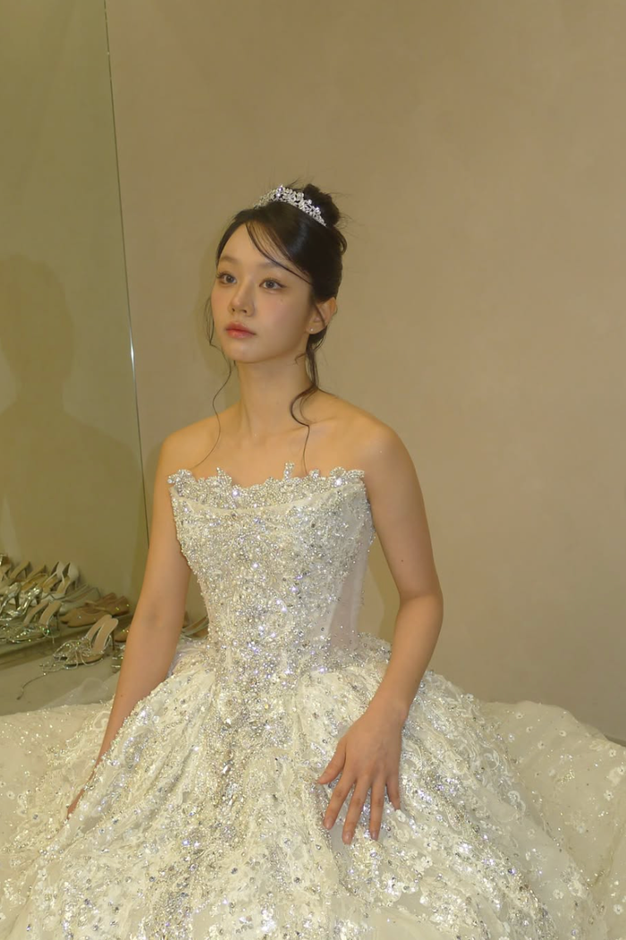 Kiểu tóc được búi cao kết hợp cùng chiếc vương miện sáng lấp lánh càng làm nổi bật diện mạo tựa công chúa trong truyện cổ tích của Hyeri.&nbsp;