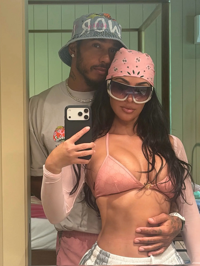 Kim Kardashian cũng từng đăng ảnh selfie trước gương bên Lewis Hamilton.